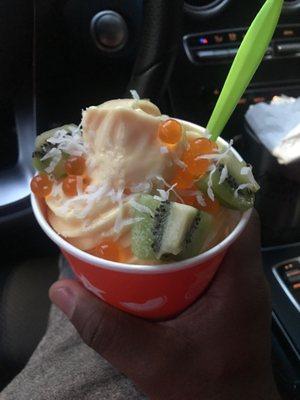 Mango Tango Froyo w/ mango bobas and kiwi