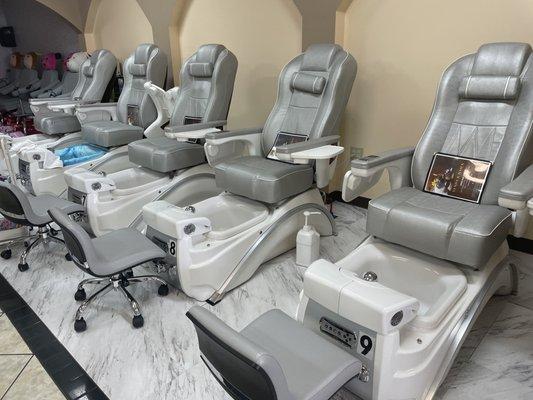 Fantastic pedicure chairs with nice massage that lift your foot for painting!