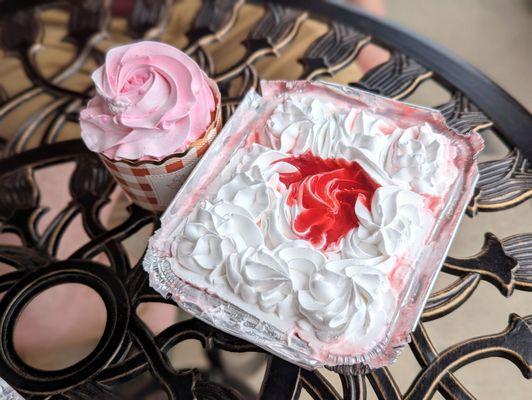 Strawberry Tres Leches & Strawberry Cupcake | Instagram: @telephonesmoothie