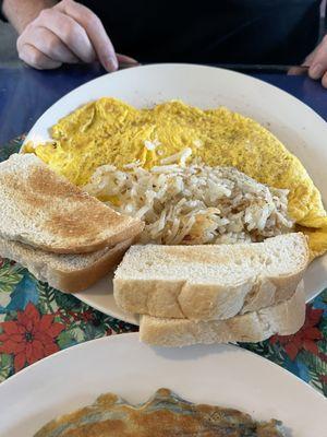 Omelette, hash browns and homemade toast