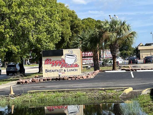 Sign to restaurant parking lot