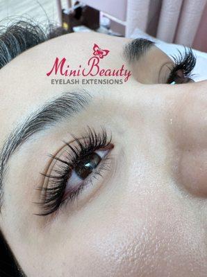 Hybrid wispy lashes done by Mini Beauty Eyelash