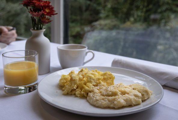 Breakfast served daily for Inn Guests at The Lakehouse.