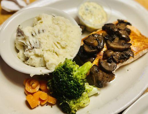 Entree: The 8 ounce salmon (plain), sautéed mushrooms, steamed veggies, and plain mashed potatoes