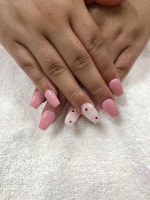 SNS nails with a pink daisy accent nail