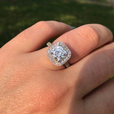 Cushion cut engagement ring in 14kt white gold