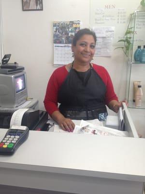 Antonia loves all her clients! ¡A Antonia le gustan sus clientes!