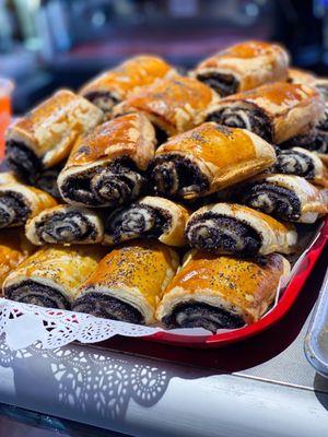 Poppyseed pastries are sooooo goood! Hot and fresh, just came out of the oven. Must try!