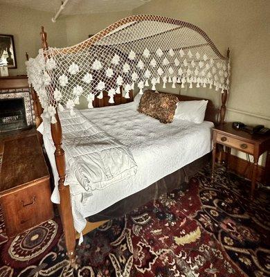 Bed in Queen of Scott's room