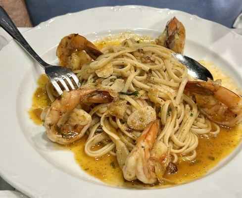 Shrimp with tomato and linguini