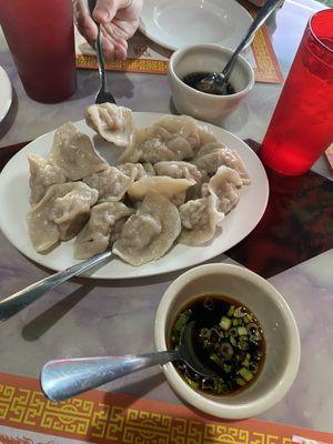 Steamed dumplings and sauce