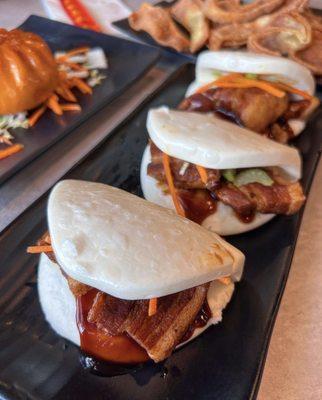 Bbq steamed pork belly buns