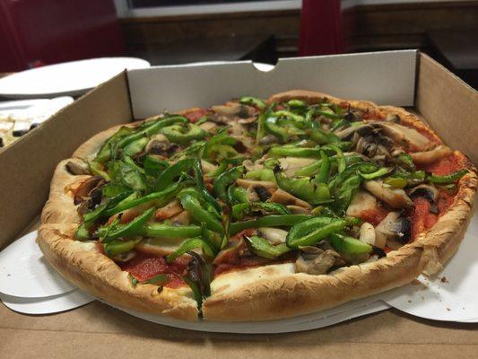 Vegan pizza: Cheese-less mushroom and green pepper