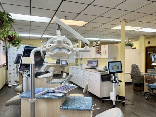 Dr. Golden's cheery, state-of-the-art, high tech open bay clinic where beautiful smiles are made!