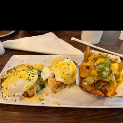 Shrimp and spinach eggs Benedict with home fries