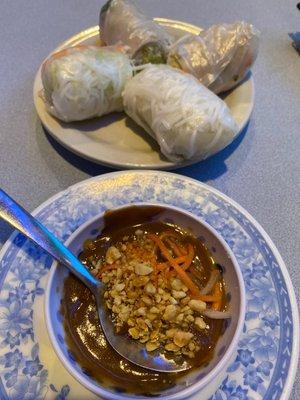 Fresh rolls with the peanut sauce!