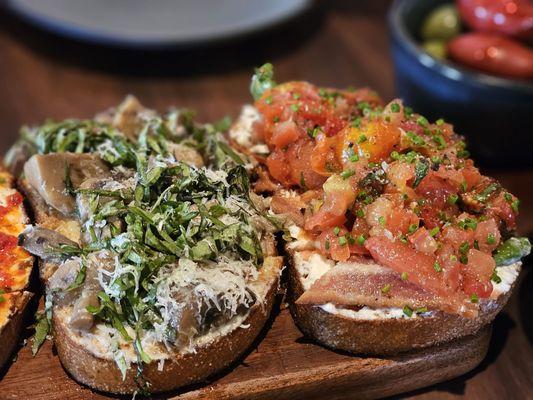 Mushroom + bacon/tomatoes bruschetta