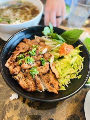 Vermicelli bowl with grilled chicken