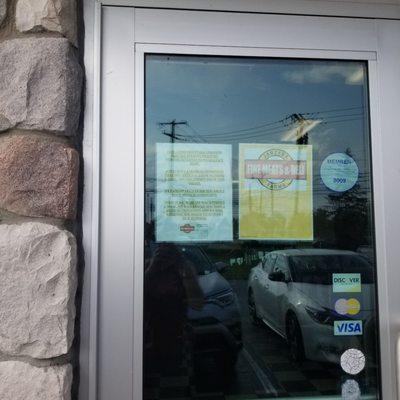 Photo shows their mask policy on their front door- that is not how medical privacy laws work, and this makes us all less safe.