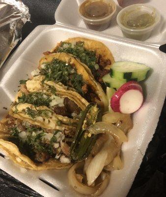 Dos tacos al pastor y dos tacos de carnitas