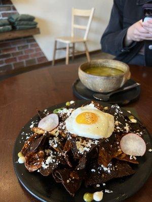 Chilaquiles rojos con mole