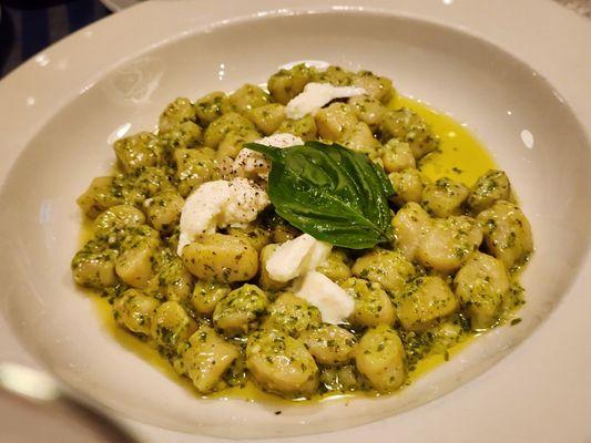 Gnocchetti with pesto