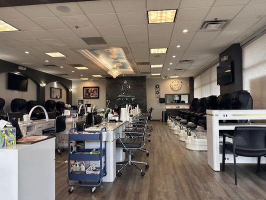 More space for you to relax whether it's a manicure, a pedicure, lashes or other cosmetic services. You will find it here!