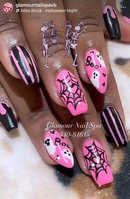 It's time for get your Halloween nails on. Enjoy!