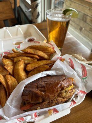 Burger, fries, modelo.