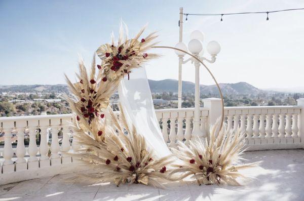 Pompous grass Circle arch with roses