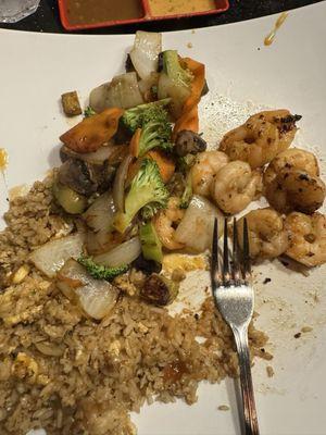 Shrimp and fried rice! I love their veggies combo! Very favorable! Cooked just perfectly!