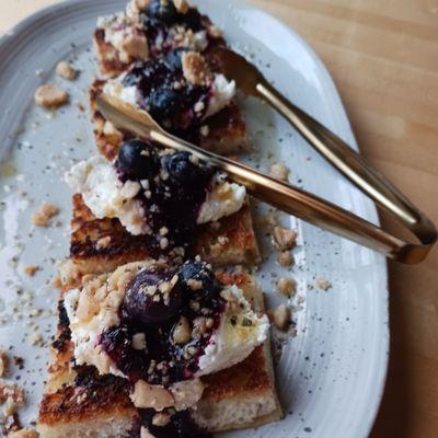 This  Seasonal Ricotta Toast was delicious! It featured a Blackberry Marmalade, Marconi Almonds, Madonna Salt  and Black Pepper Honey.