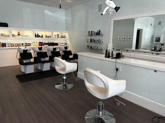 They have chairs with a counter in front and an aisle between counter and mirror. Different salon than the ordinary salon.