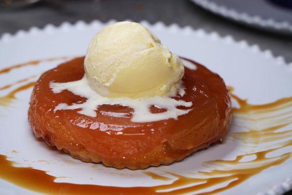 Apple Tarte Tatin  : @andrewloves_