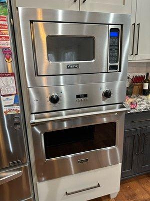 New Viking 5 series electric oven and a pro series microwave