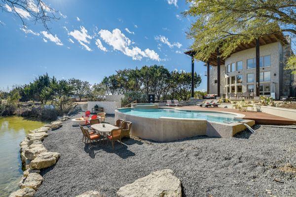 Heated pool, hot tub, grilling and fire pit!