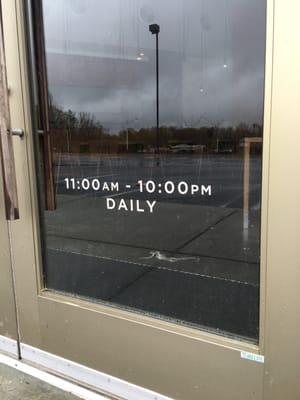 It's Sunday at noon, you're closed and there's no other sign... This make you a liar and doesn't solve my hunger problem. :-/