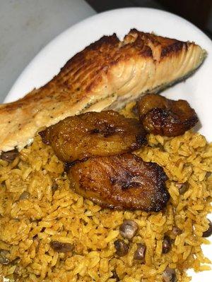 Salmon with the rice of your choice. This rice is called Moro de Gandules.