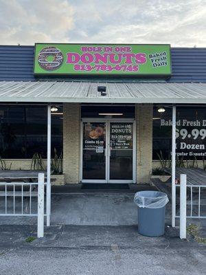 Entrance to Hole in One Donuts