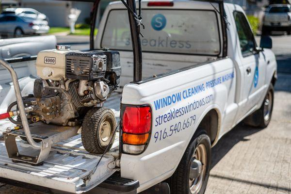 Streakless Window & Gutter Cleaning