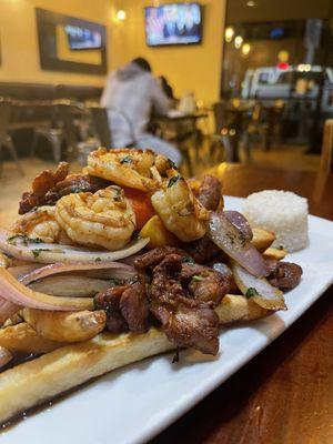 Saltado de camarón con pollo