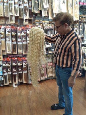 Synthetic wigs, long and curly