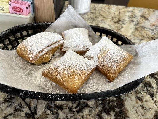 Beignets Powdered (4 per order))