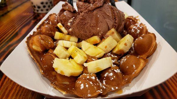 Bubble waffle with chocolate ice cream, cookie butter (Speculoos), bananas, and caramel