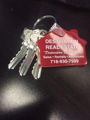 Keys to my FIRST apartment!