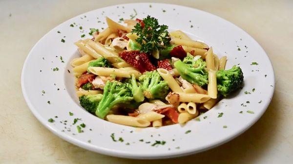 Simple, yet still soo DELICIOUS! Chicken Pasta Broccoli