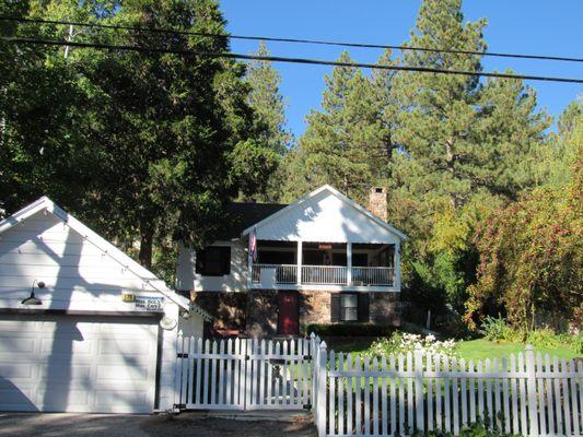 Terry's Cozy Cottage located directly across the street from the lake, one block to Holloways Marina