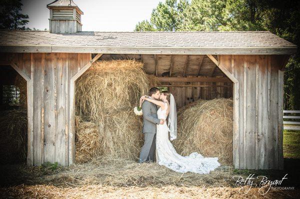 The little barn at Fair Winds Farm.  One of our cermony sites.  Photos by www.bettybryantphotography.com