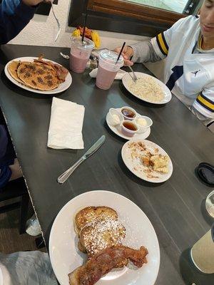 Pancakes w/chocolate chips, biscuits & gravy, gluten free French toast, smoothies,