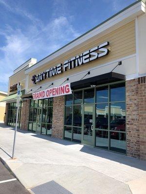 New gym! New equipment and super clean! Check out the classes and personal training. Private showers, open 24/7 !